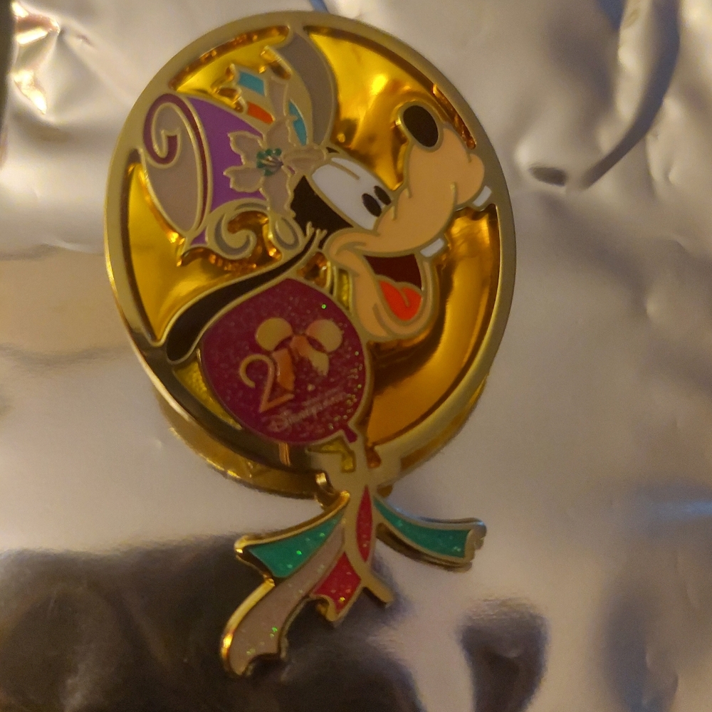 Exclusive Hong Kong DISNEY 2026 Pins - Picture 2 of 7